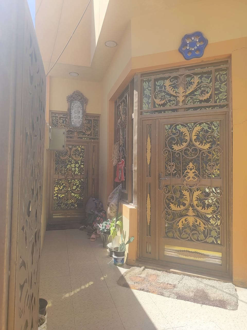 سلام عليكم عندي بيت للبيع 100م طابق وحد  بل نجف بحي العسكري كبل بشارع 15بناء حديث لبيت صب ماعيز اي شي تفاصيل انتصال عله رقم هاتف ***********سعره 90 بي مجال
