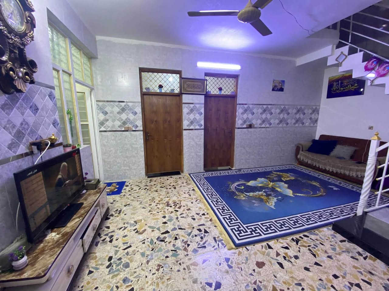 🏡 بيت حديث للبيع في الزعفرانية (السدة)
 المساحة: 180 متر (بناء حديث، ماء مستمر).
 الملكية: طابو زراعي (سند 25).
 الميزة: درج داخلي + درج خارجي (إمكانية فصل الطابقين بسهولة).
🔹 الطابق الأرضي:
طارمة، استقبال، صالة، غرفتين نوم، (2) ترك، (2) صحيات.
🔹 الطابق الثاني:
3 غرف نوم (واحدة سويت بحمام داخلي)، صالة، صحيات، بلكونة، سطح أول + سطح ثاني.
 للتواصل والاستفسار: ***********
سعر: 170
