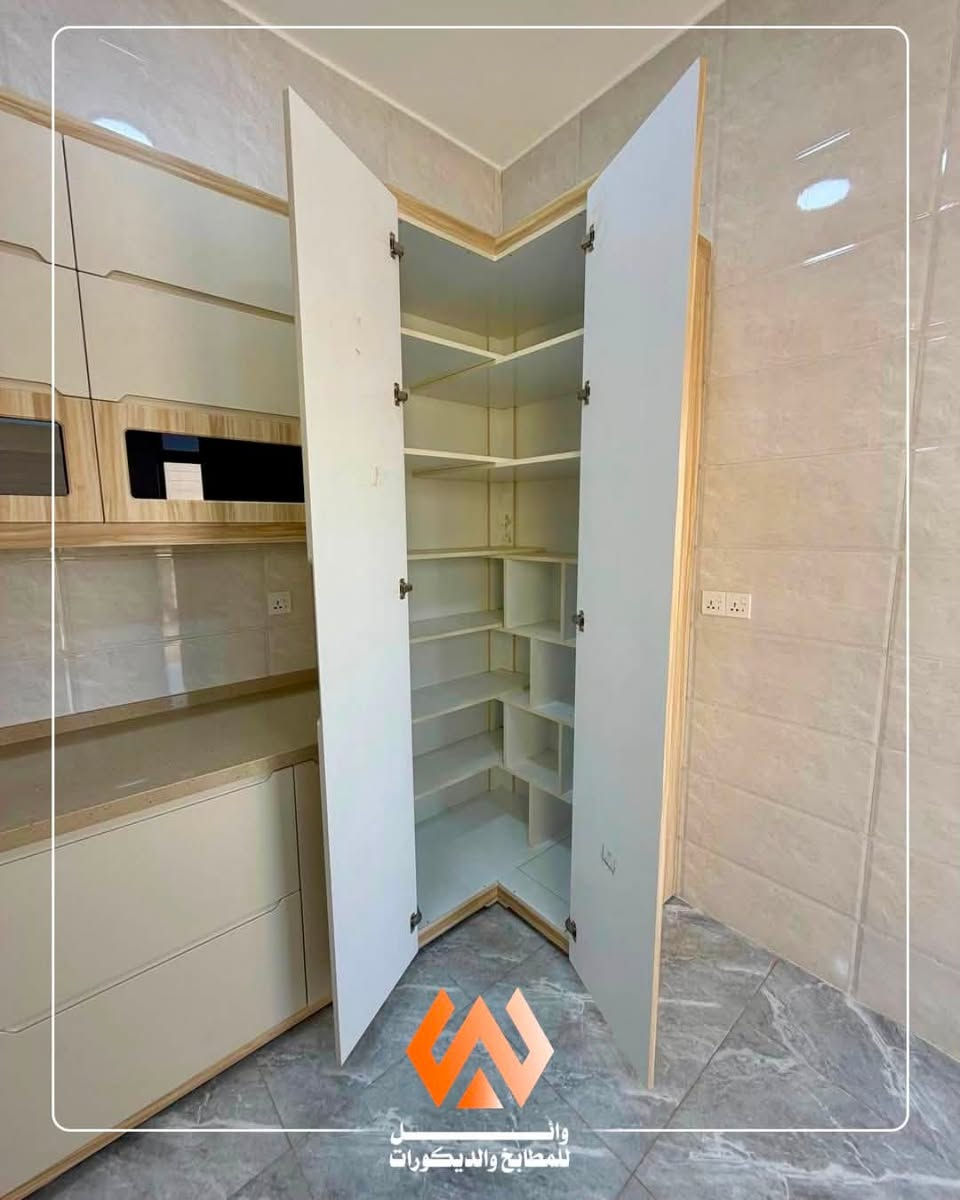تصميم يجمع بين الأناقة والعملية
مطبخ بتصميم حرف L، بواجهات بلون الأوف وايت مع تفاصيل خشبية أنيقة تضيف لمسة دافئة ومتناسقة.
تم تنفيذ التصميم بتوزيع عملي للخزائن العلوية والسفلية، مع استغلال المساحات والزوايا بصورة مدروسة، وإضافة وحدات زجاجية للعرض، وسطح عمل بلون بيج متناسق مع ألوان المطبخ.

تصميم عملي بتفاصيل أنيقة، وتنفيذ يراعي احتياجات المساحة والاستخدام اليومي.

📞 للتصميم والتنفيذ والاستفسار:
***********
***********

📍 الأنبار – الفلوجة، حي الجمهورية، قرب معمل اسفنج الفلوجة

#وائل_للمطابخ_والديكورات #مطابخ #تصميم_مطابخ #مطابخ_مودرن #مطابخ_فلوجة #مطابخ_الأنبار #تنفيذ_مطابخ #ديكورات_داخلية
