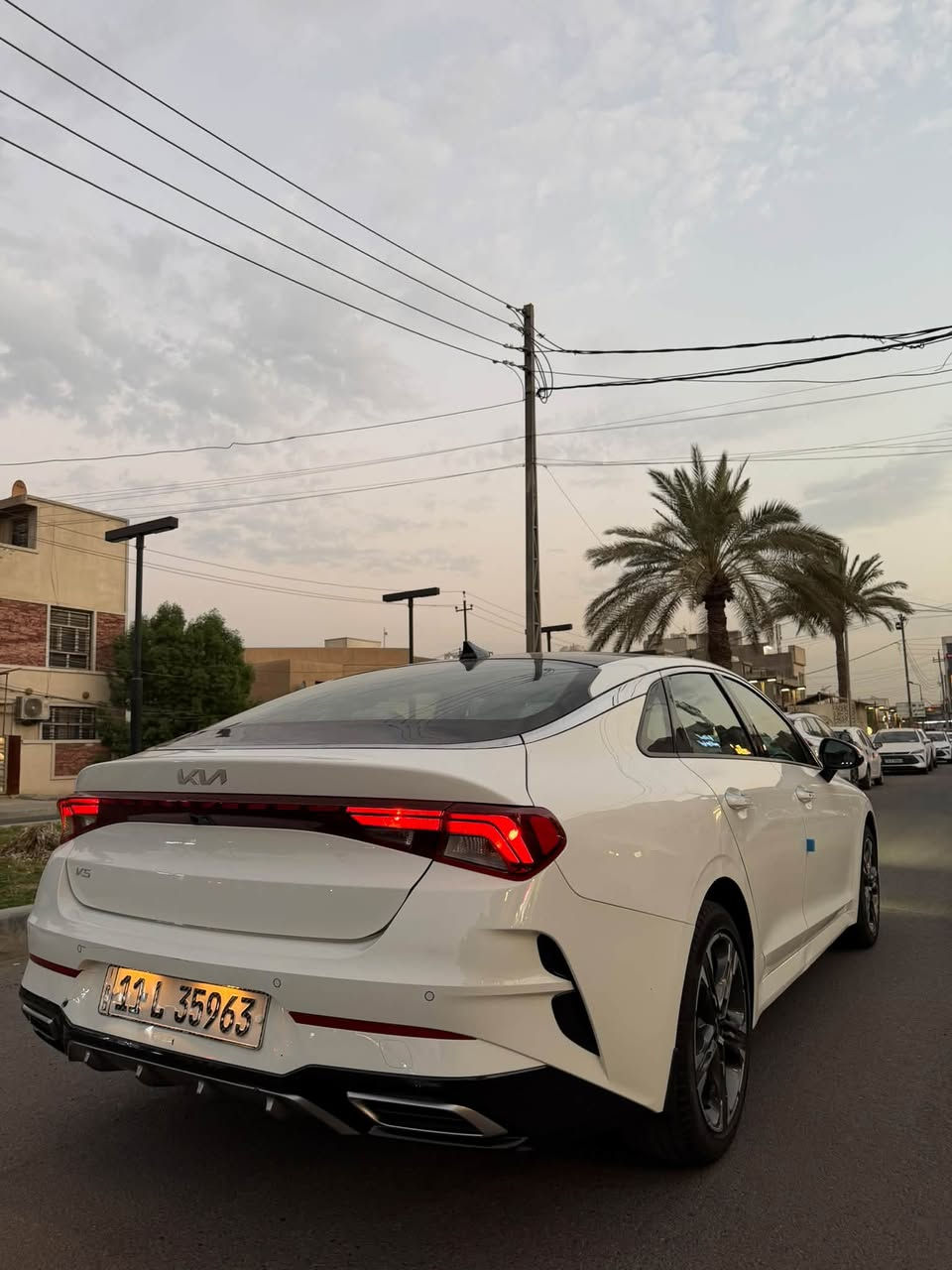 كيا K5 موديل 2023 خليجي السيارة بوضع الزيرو مكينة 2000 دوش المرغوب ماشية 11 الف حقيقي شرط الفحص فول مواصفات للاخير رقم بغداد الدولي الجديد سنوية وهزة جديدة باسمي كشنات كهرباء بانوراما داخل لونين لد امامي لد خلفي حساس امامي حساس خلفي بصمة تشغيل بصمة ابواب تشغيل عن بعد مود درايف تبريد بيانو لمس مري شفط انارة داخلية led السيارة كفالة عامة من كلشي عدة ملاحظة صغيرة بسيطة على وضعها 
السعر 210 وبيها مجال بسيط 
هاتف *********** 
العنوان بغداد المنصور
