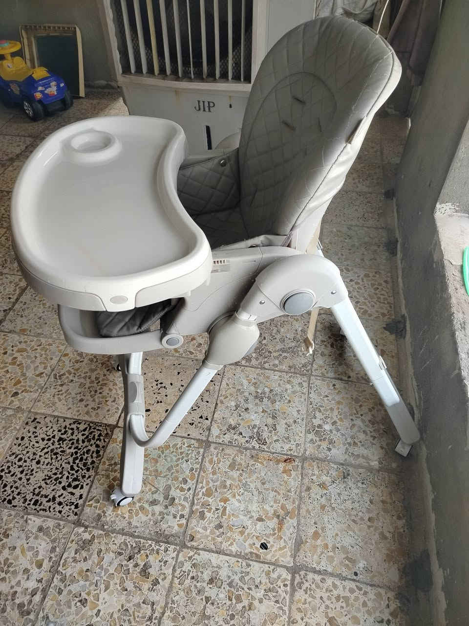 ميز طعام اطفال جميل جدا السعر ب 20
