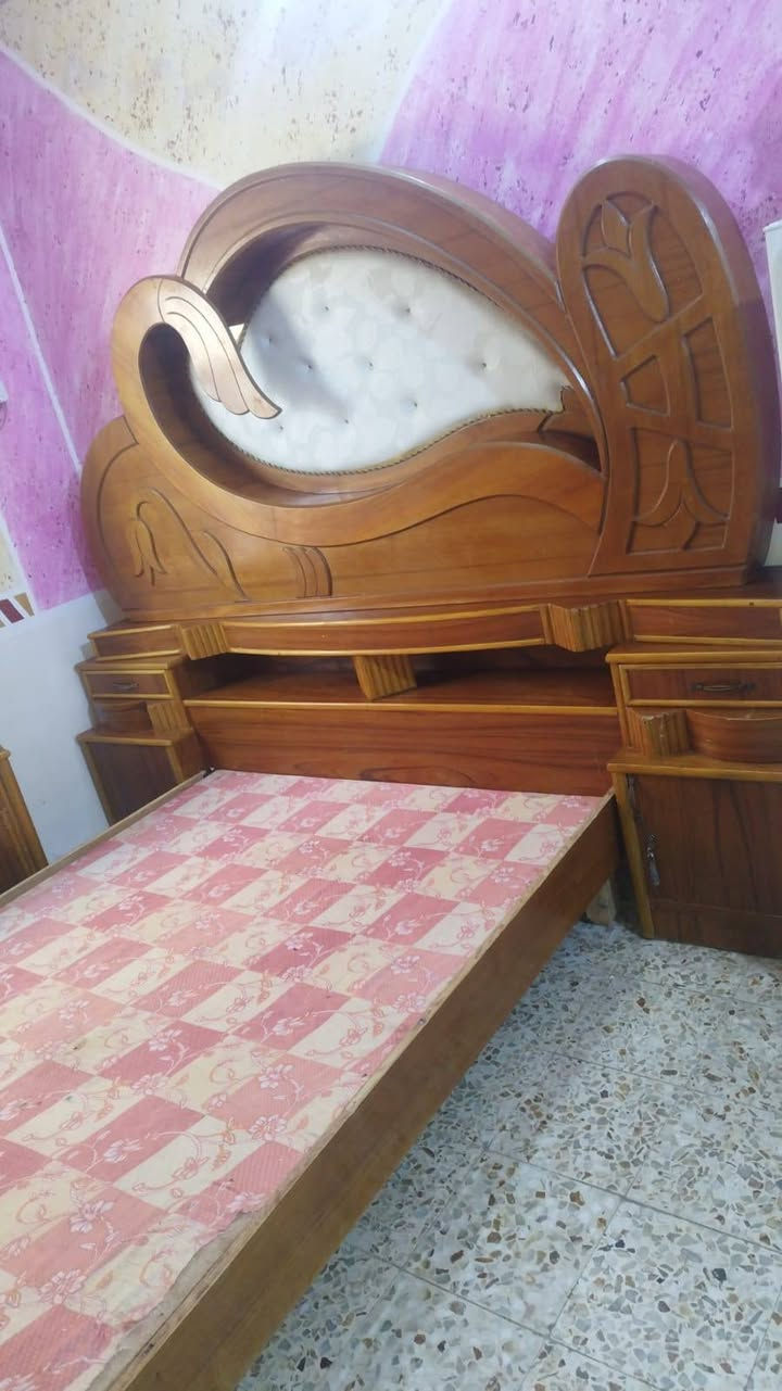 جربايه نوم نفرين +ميز مرايه + مرايه للبيع سعر ٢٢٥ متين وخميه وعشرين الف  وبيه مجال بسيط كلش مكان مجر تواصل وتساب ***********
