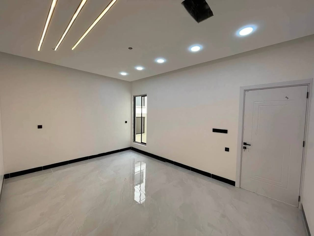 حصرياً لدى مكتب النعيمي للعقارات   

🏡 دارين للبيع في موصل – حي السكر

فرصة مميزة للسكن والاستثمار ✨

📍الموقع: حي السكر – شارع 20، قرب الأوربي ماركت
📐 مساحة كل دار: 157 متر
📏 الواجهة: 7.5 متر
🏠 عدد الطوابق: طابقين

يتكون كل دار من:
• 5 غرف نوم
• مطبخ
• استقبال
• هول داخلي
• صحيات
• طابقين بتوزيع مناسب للعائلة

📞 للاستفسار ومعرفة السعر والتفاصيل:
مكتب النعيمي للعقارات
           ***********
           ***********

📍عنوان المكتب: موصل – حي الكندي – شارع الحولي قرب مصنع الكندي

🔥 فرصة لا تعوض، موقع مميز ودارين جاهزين للبيع
