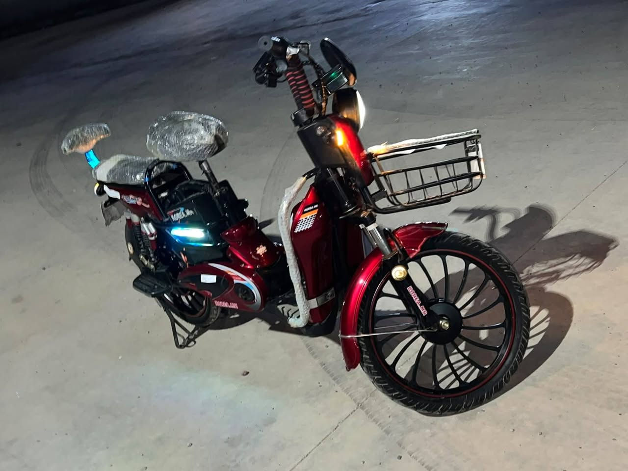 السلام عليكم بيسكل 🚲للبيع موديل 2024بيسكل جديد جديد بمعنه الكلمه 💯💯تيرات ثنين جوبلس جديد شاحنه جديد 5بطريات جديد حجم 20🔥دبل اشاره ➡️⬅️يمين يسار رباعي ملف 1500💯♀️شراي اتصل ***********سعر 275او بي مجال للشراي 💯🚲مكاني كركوك
