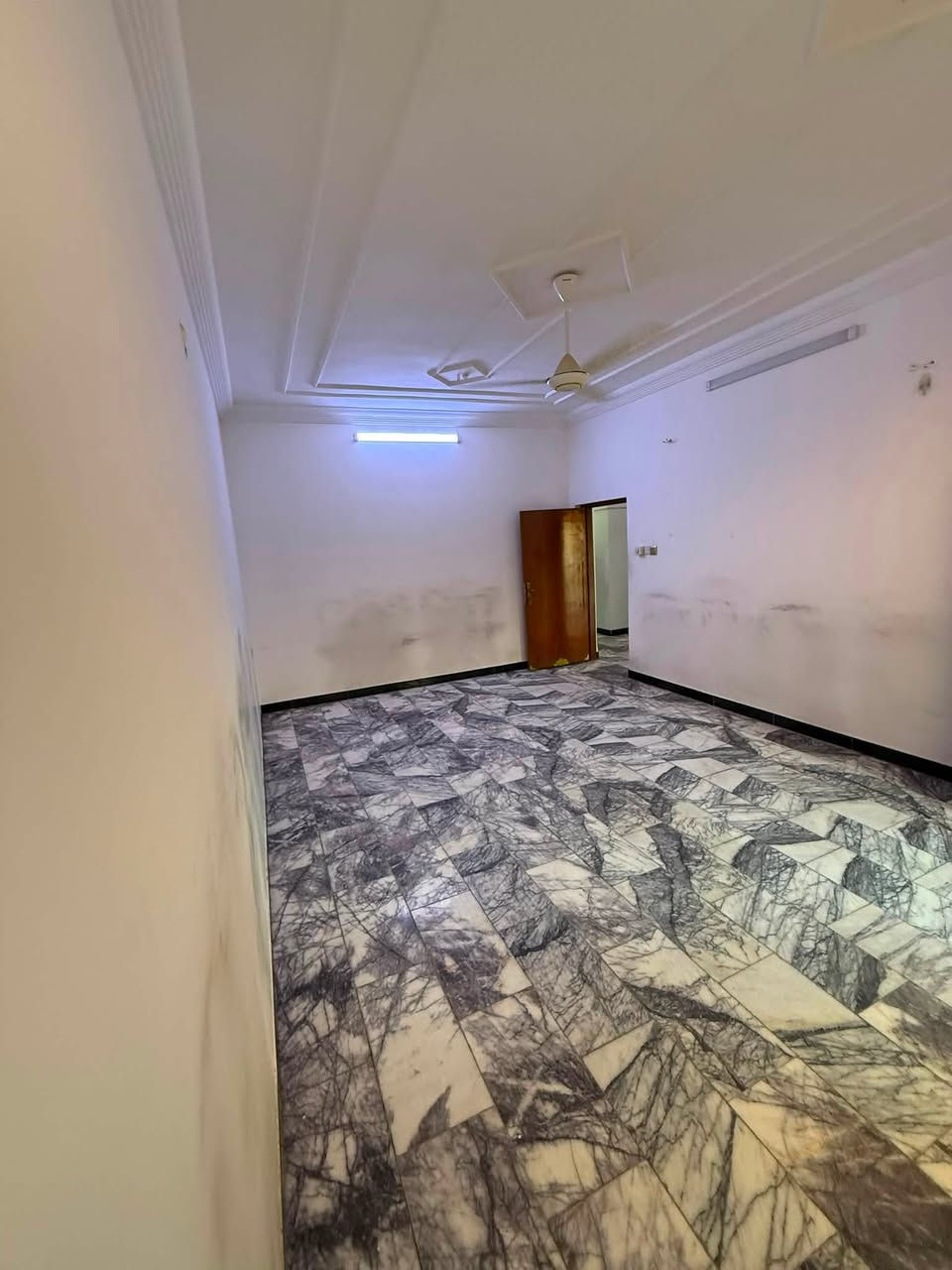 🏠 إيجــــــــار بيت مميز
📐 المساحة: 130 متر
📏 الواجهة: 8 متر
📏 النزال: 16 متر
🏗️ البناء: 2020
🚪 مدخلين
🛏️ 4 غرف نوم
🚿 حمامين
📍 الموقع: حي البنوك – على شارع عام
⭐ موقع مميز جداً
💰 المقدمة: 3 أشهر سعر. مناسب 
📞 للاستفسار: ***********
واتساب.
