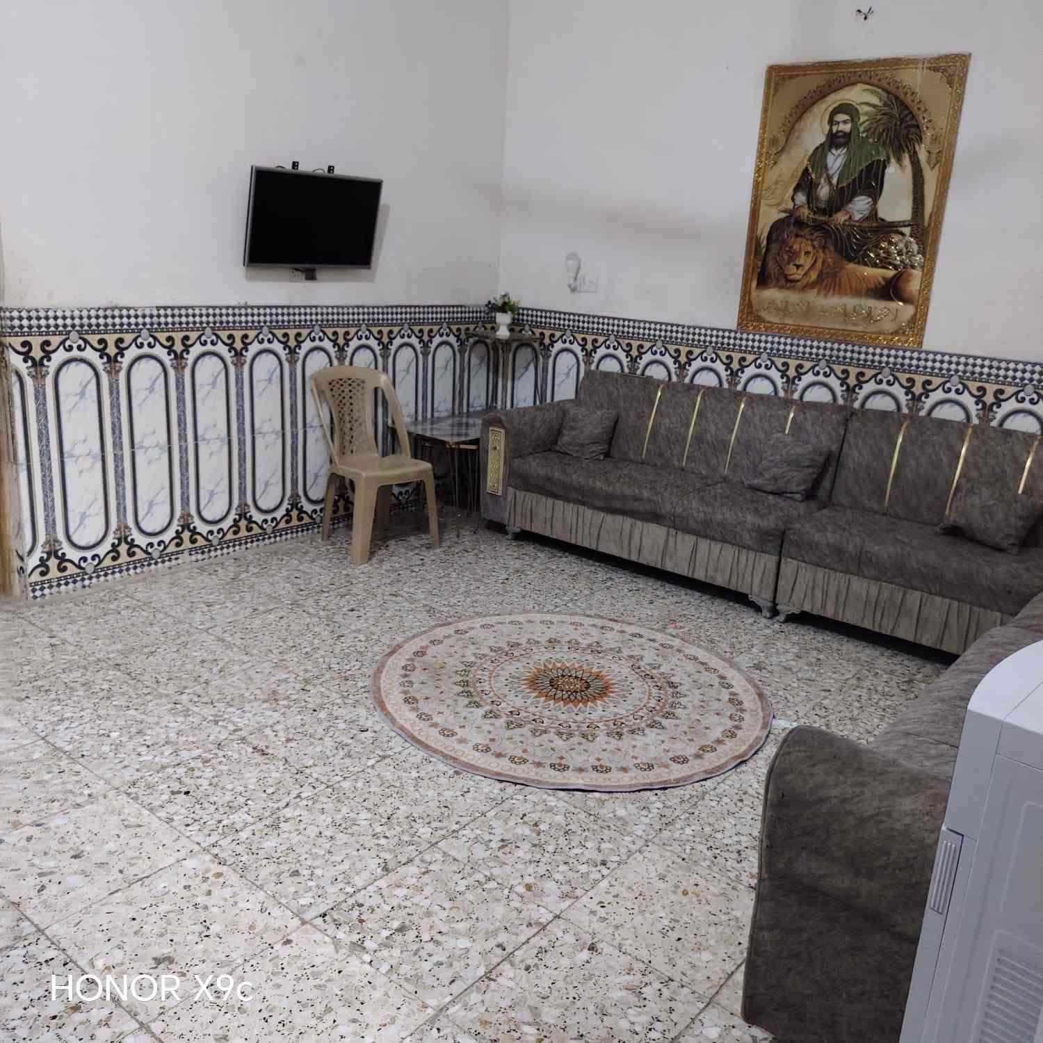 بيت مساحه 100 مطار شارع علكم شبلي نهايه شارع حاتم الخير بشارع مقرنص ثاني 
يحتوي على غرفه 4×5
استقبال4×6
صاله4×5
مطبخ 3× 3
حمام داخلي و خارجي 
مكشوفه للاستفسار زورو مكتب الغريري ركن شارع حاتم الخير ***********سيد احمد
السعر 27

نص مكتوب في الصور:
- HONOR X9c