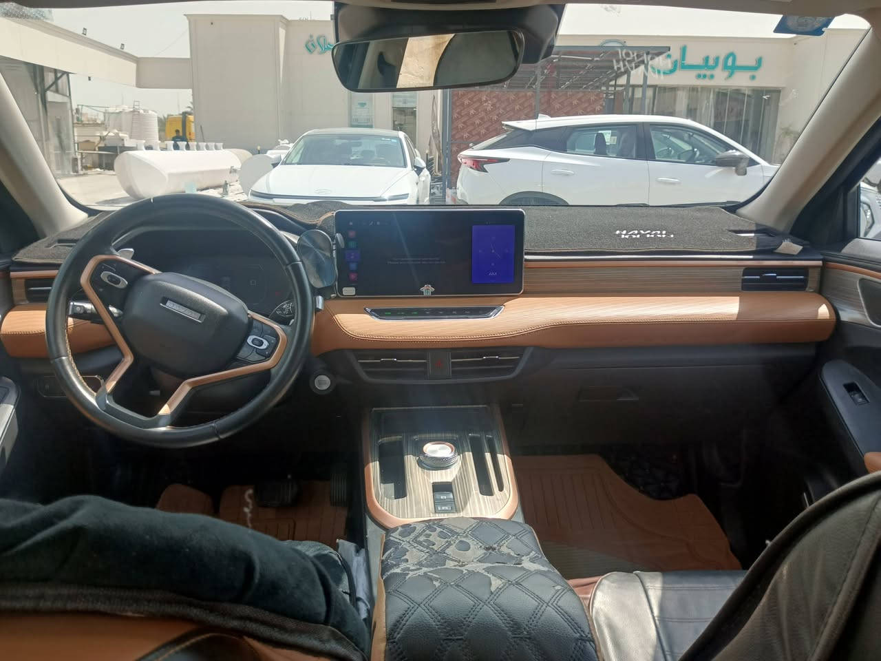 سلام عليكم
سيارة هافال جوليان 2024 بغداد 
السياره فول مواصفات 
السياره بعدها ضمن الظمان التابع للشركه
مليون كيلو متر 
السيارة كفاله
السياره باسمي
عدا بعض الملاحظات موجوده بالصور
خسفه صغيره + شخوط بالجاملغ الخلفي و شخط بالباب الخلفي
سيارة بنظافة ممتازة وبحالة الشركة، خالية من أي تصليح (الصيانة دورية عند الشركة فقط)، وبدون صبغ. فواتيرها كله موجوده
التفاصيل العامة:
 الماركة والموديل: هافال جوليون (Haval Jolion)
 سنة الصنع: 2024
 اللون: أسود
 الرقم: بغداد (خصوصي)
 المقاعد: 5 مقاعد (جلد)
أبرز المواصفات:
 سقف بانورامي + تشغيل بصمة
 كاميرات 360 درجة + شاشة عرض + لوحة قيادة رقمية
 عرض المعلومات على الزجاج الأمامي (Head-Up Display)
 تبريد وتدفئة المقاعد + مقاعد كهربائية
 نظام مراقبة النقطة العمياء + تحذير مغادرة المسار
 نظام فرملة الطوارئ + مثبت السرعة التكيفي
* ﻿﻿محرك بنزين 1.5 لتر تيربو
* ﻿﻿4 سلندر 
* ﻿ السياره ماشيه 39350 قابل للزياده
* ﻿﻿قوة المحرك: 155 حصان
* ﻿﻿عزم الدوران: 220 نيوتن/متر.
* ﻿﻿ناقل حركة أوتوماتيكي مزدوج القابض (DCT) من 7 سرعات.
* ﻿﻿نظام دفع أمامي
* ﻿﻿سعة خزان الوقود: 60 لتراً
* ﻿﻿قياس العجلات: 18 إنش
* ﻿﻿مصابيح أمامية وخلفية من نوع LED
* ﻿﻿مصابيح نهارية
* ﻿﻿حساسات خلفية
* ﻿﻿شاشة معلومات وترفيه
* ﻿﻿نظام تشغيل بضغطة زر
* ﻿﻿نظام دخول ذكي
* ﻿﻿مكيف هواء أوتوماتيكي 
* نظام android auto و car play
* نظام منع انزلاق المكابح (ABS)
* ﻿﻿نظام مراقبة ضغط الإطارات (TPMS)
* ﻿﻿مثبت سرعة ذكي
* ﻿﻿نظام المساعدة على صعود المرتفعات.
* ﻿﻿6 وسائد هوائية
* اظافات 
* السياره عليها ارضيات حوضيه مال الشركه 
* طخم بردات لكل السياره 
* جام مضلل نسبه 10%
* 
X
مكاني / بصره كوت الحجاج 2 
***********
السعر 24 مليون
150 ورقه
