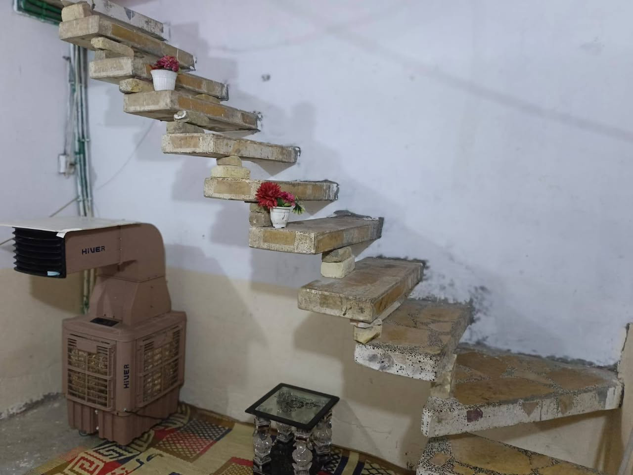 سلام عليكم دار للبيع مساحه 150متر مشمول بالتطويب يحتوي على غرفتين جوه وغرفه فوك وصاله ومطبخ وستقبال وتخاريج خارجيه وداخليه (العنوان سايدين ملعب الكوفه قريب دور معمل الأسمنت علمآ الدار يبعد عن الشارع العام 20 متر) السعر 65 وبي مجال:: للأستفسار الأتصال ع الرقم:***********
