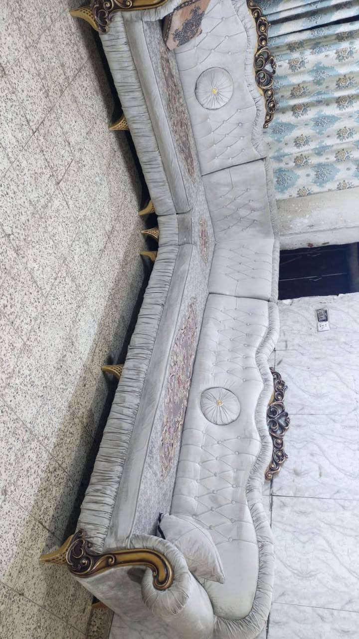 *ديوان تفصال ملكي 8 مقاعد للبيع ✨👑*
✅ *العدد*: 8 مقاعد تفصال ملكي
✅ *اللون*: اوف وايت فخم وراقي
✅ *المواصفات*: فول مواصفات + خشب ثقيل بلوك
✅ *النظافة*: نظيف حيل وبدون أي ضرر
✅ *الحالة*: شغل درجة أولى وتفاصيل ذهبية

📍 *المكان*: شهداء البياع - بغداد  
📞 *للتواصل*: *********** واتساب متاح

💰 *السعر*: 225 الف دينار 
💥 *بي مجال تخفيضات للشراي
⏰ 
اكتب "السعر" بالتعليقات وادزلك صور وفيديو 😉

*#ديوان_ملكي #ديوان_8_مقاعد #اث_بغداد #غرف_جلوس #اث_فخم #شهداء_البياع #بيع_وشراء_بغداد #تخفيضات_اث #ديوان_تفصال
