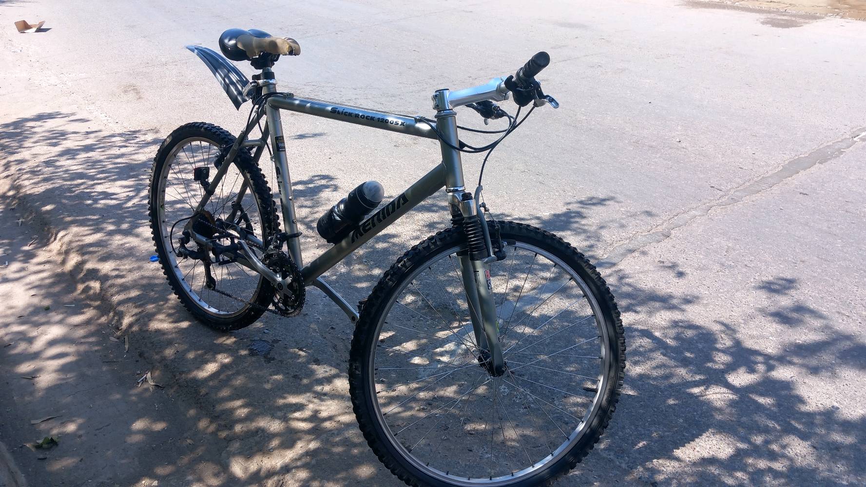 سلام عليكم. 
🚲 بايسكل Merida أصلي للبيع 🚲
​للبيع بايسكل ميريدا (Merida) جبلي نظيف وجاهز للاستخدام مباشرة بدون اي نواقص
​النوع: ميريدا (Merida) أصلي متين وقوي. فريم عالي
​بحالة جيدة تايرات جبلية خشنة 
​السعر: 125 و بيه مجال
​الموقع: موصل_سومر 
​للتواصل والاستفسار: خاص.او واتساب ***********