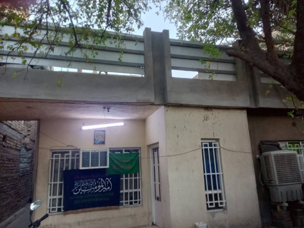 الدار للبيع المساحة200 الواجهة 10 النزال 20 للاستفسار الإتصال على الأرقام التالية *********** العنوان / الأمين الثانية قرب جامع موسى الكاظم عليه السلام
