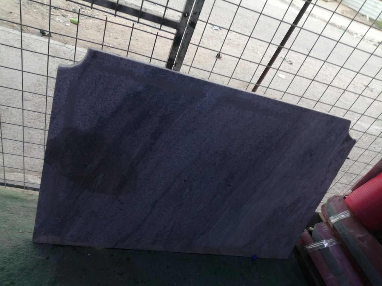 ميز بليارد مفتوح النقص فقط مرمره وحده مكسوره وثنين مابيهن شي السعر ٢٢٥
***********
