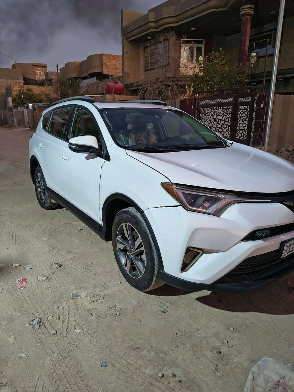 راف فور امريكي موديل 2018 xle سياره نظيفه رقم بغداد 
معروضه ب160 وبيه مجال بيه بارد بقبق الجنطه وبجاملغ بارد عكس السائق السياره ماشيه 120الف ميل الاستفسار الاتصال على ***********
