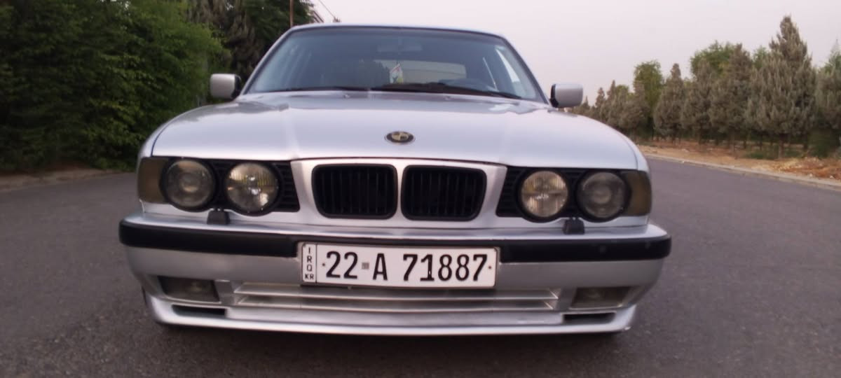 BMW مۆدیل 1990 مەکینە 525 بلادی گێر ئۆتۆماتیک هەموو گیانی کراوەتە 1995 مواسفات فول تەنها سلایت نیە چوار جام کارەبای پێش گەورە و بۆنیت گەورە سوکان و دەژبوول ئێرباگ بەردەگا جلد و فۆڕمیکە کوشن جلد لایت ناو ڕەش زەڕب سەیارەکە بێ لێدرانە پێش و پشتی کەپسە نموونە لە جوانی  تەنها بۆیاغ عام کراوەتەوە لەبەر کاڵ بونەوە سەنەوی و ژینگەی  نوێ یە تا 2030 تحویل و غرامە بەشەرت سعر 56 وەرەقە و مەجالێکی برایانە ۰۷٥۰۳٦٥٤۷٤۷ أربيل, العراق
