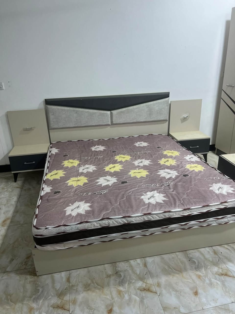 السلام عليكم غرفه خمس قطع استخدام شي قليل لون مميز اللاتواصل ***********واتساب 
ملاضحه اشعندك اشتري
