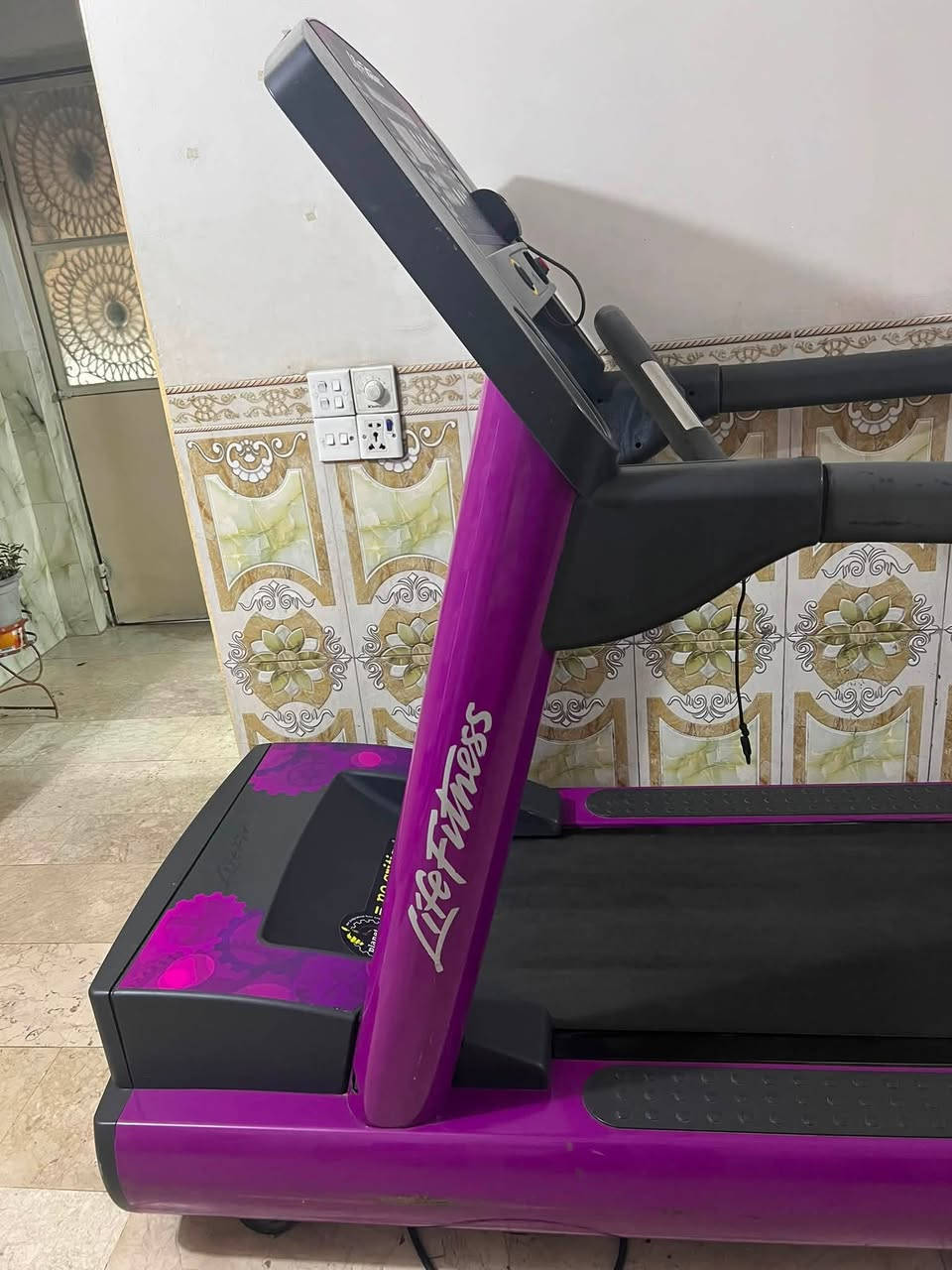 السلام عليكم 
جهاز جري لايف فتنس الامريكي نضيف جدا استعمال قليل مصمام للقاعات الرياضية يتحمل كافة الاوزان العنوان بغداد للتواصل (***********)
