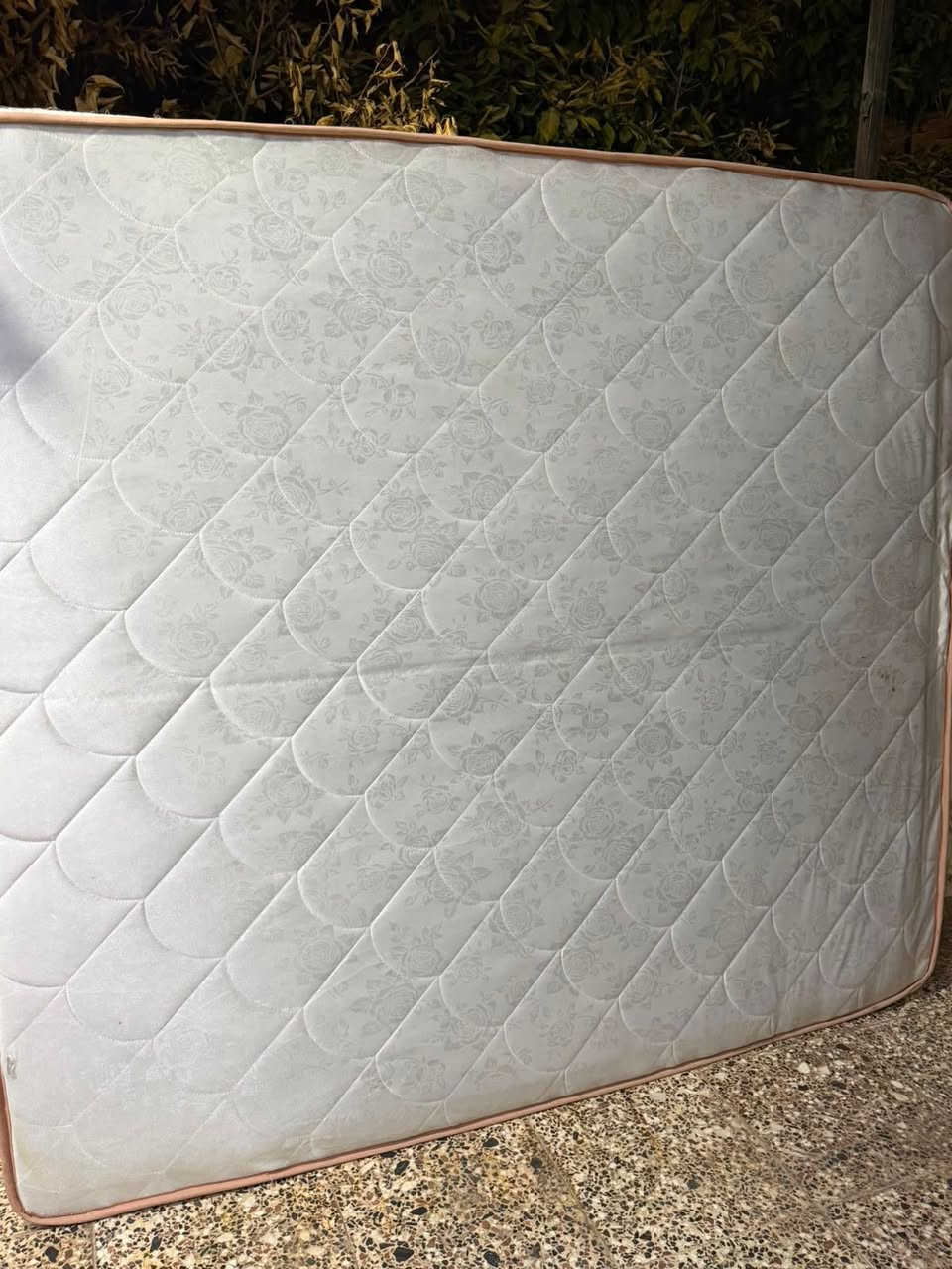 اسلام عليكم عندي دوشك طبي مستخدم شهر ماخذه 280 ابيع 150 
وجربايه تركيه تكمه مخزن سرير سعر 200 
مكاني السيديه 
***********
