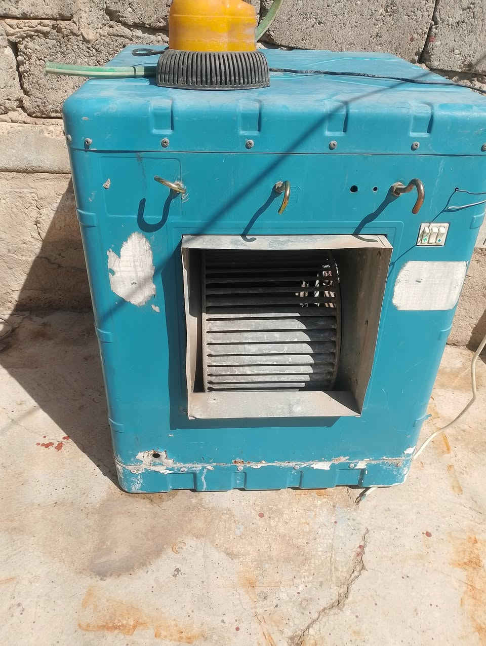 كشر مبرده نضيف ويه قطاس حجم واحد ونص سعر 20 قفلو عنوان النبي يونس ***********
