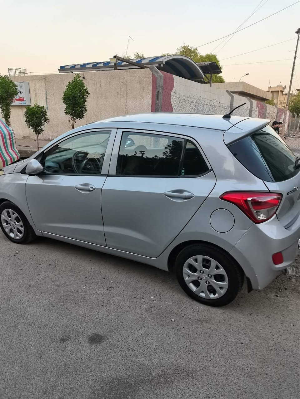 سلام عليكم .. للبيع
هونداي i10 ..
2015 خليجي .. 
ماشيه 68 الف كيلو
سنويه 29 رقم بغداد شرط التحويل ..
السونار جديد بالمنشور بي تفاصيل كامله عن السياره 
مكانه بغداد .زيونه
الاتصال ***********
السعر 80 بي مجال .
