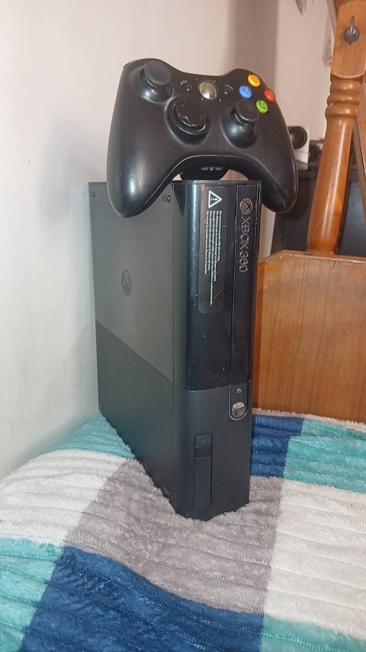 السلام عليكم Xbox Super Slim 360 جهاز نضيف استعمال قليل فقط مشكلتة يأخر بل تشغيل اما جهاز نضيف العاب قوية ملحقاتة جوستك و شاحنتها و المحولة مالتة بدون كارتونة المكان بغداد السعر ٧٥ وبي مجال حك جية رقم (***********)
