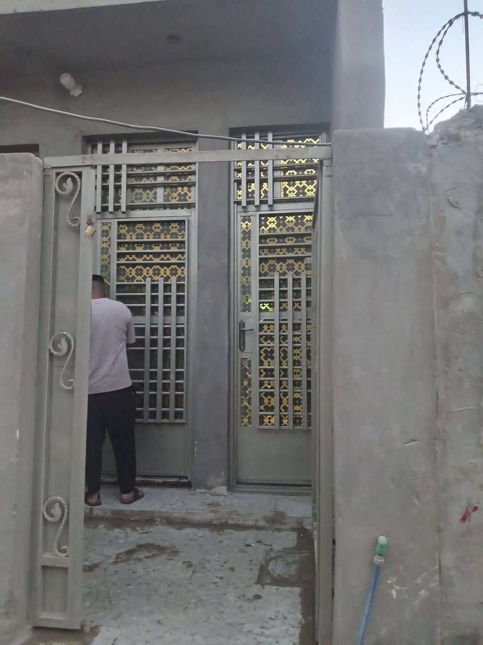السلام عليكم بيتين للبيع مساحه الواحد ٧٥ بستان على كمال غريب ع المعوقين يم لمنتزه ***********
