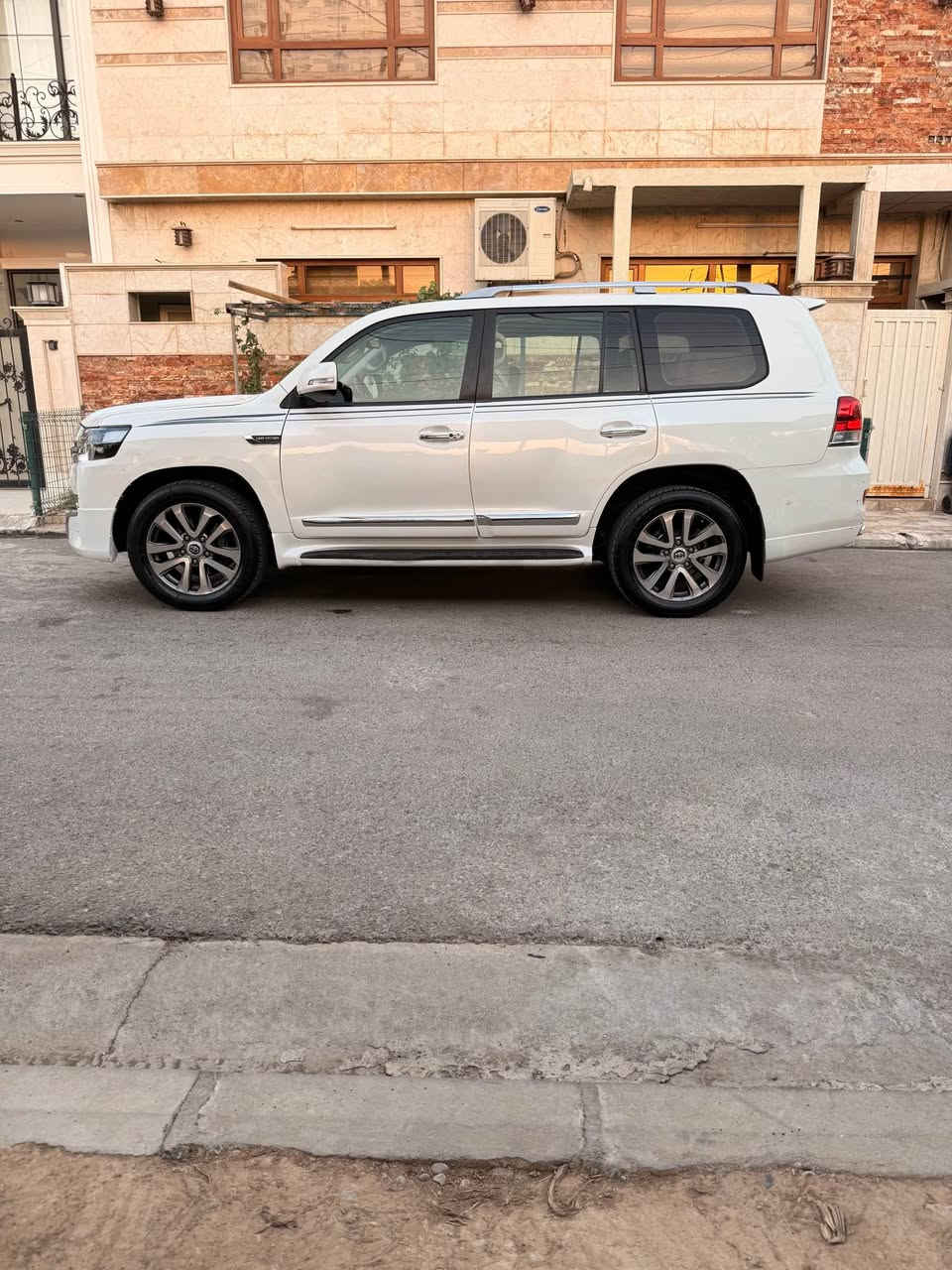 کوردی ، عربی⬇️
لاند کرۆزەر مۆدیل(2014) 
فول مواسەفات (GXR V8) سلایت و کوشن کارەبایی و گێرو مەکینەو  کارەبایاتی هەموو شتیکی بەشەرتە لەسەر دەقی شەریکە ماوەتەوە و مەکینەی نەکراوەتەوە و 
سیستەمی غازی بۆ دانراوە (249km) رۆیشتوە و دەرەوەی کراوە بە مۆدیل (2021)  سەنەوی و رەقەمی نویە تا(2030) و چوار تایەی نوی لەسەرە و بۆیاغ عامە بەلام پیشو پشت وشانسی بەتانەی هیچی نەگرتوە و ژورەوەی عەزیەتی نەخواردوە
رەقەم تلفۆن
(***********)
(***********)

🚙 تويوتا لاندكروزر موديل 2014

🔹 GXR V8 – فل مواصفات
🔹 سلايد وكوشن كهربائي
🔹 گير ومكينة وكهربائيات بحالة ممتازة
🔹 جميع المواصفات حسب مواصفات الشركة
🔹 المكينة لم تُفتح ولم يتم العمل عليها
🔹 نظام غاز مركب
🔹 ماشية 249,000 كم
🔹 الخارجية محولة إلى شكل موديل 2021
🔹 سنوي ورقم جديد لغاية 2030
🔹 4 تايرات جديدة
🔹 صبغ عام، ما عدا الباب الأمامي والخلفي والشانسي لم تتعرض لأي ضربة
🔹 الداخلية نظيفة جداً ولم تتعرض للأذى

📞 للاستفسار والاتصال:
*********** أربيل, العراق

