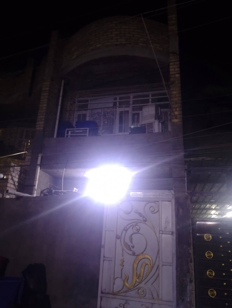 سلام عليكم عندي مشتمل طبقين بي 3غرف وحمام 2 فوك وجوه مكان ضباط نهايته صحفين طابو مو زراعي رقم *********** بي وساب

