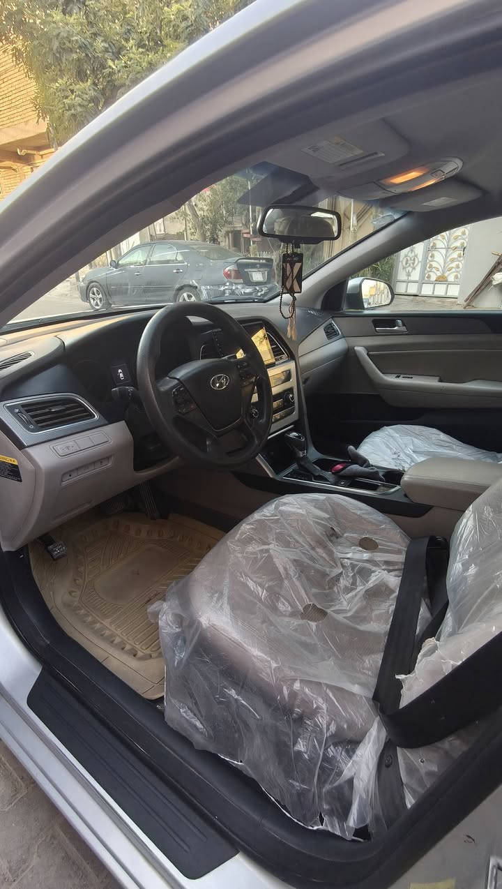 سوناتا للبيع 
السلام عليكم سياره سوناتا للبيع السياره وارد امريكي السياره موديل 15بيهه جمالغ او البنيد بس من الخارج من الداخل ماداك جاكوج السياره كفاله عامه شاشه  اوزنون السياره جديده معنه اسياره.بسمي اداورلك ثاني يوم الستفسار ***********
