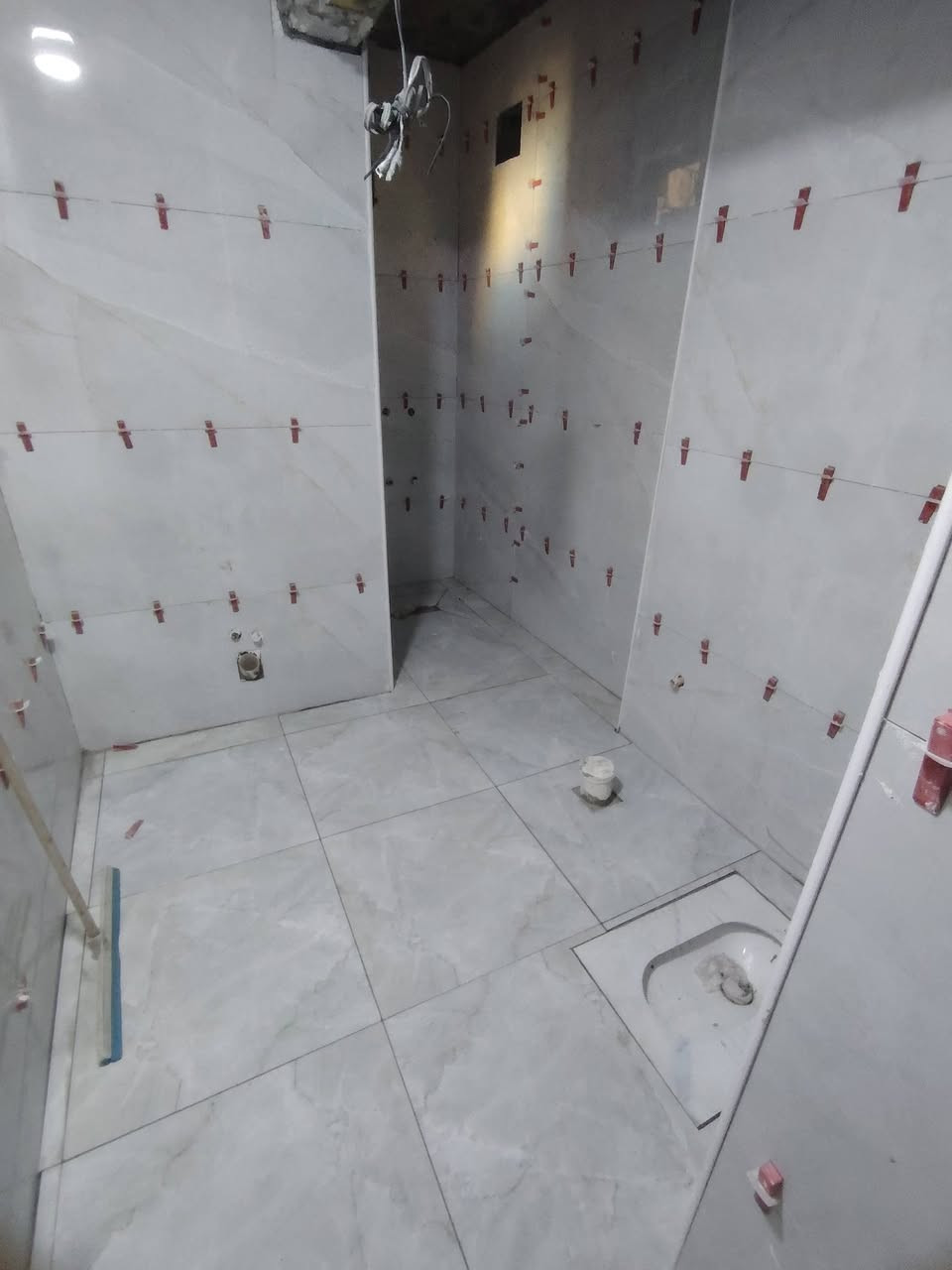 خلفه لتطبيك السيراميك الجداري والارضي  (مادة - أسمنت - لوح) شغل درجه اولى وزن ليزر متفرغ حالياً مع الالتزام ومخافة الله بالعمل والخاص مفتوح هذا رقمي *********** بي واتساب

