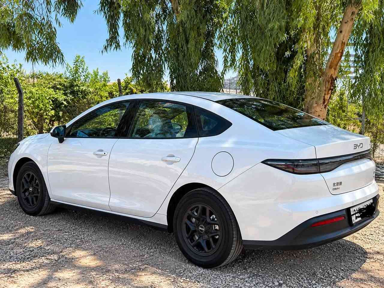 السلام عليكم. BYD سيل فايف
لون ابيض ماشيه 4000. السياره كفاله عامه لا رصعه ولا طخه ولا اي شي عله وضع الوكاله السياره رقمها حلو 40030 رقم بغداد. 

خاللها لزكات للشاشه وارضيات مال شركه. 

سعرها 21 مليون قفل من الاخير بدون عمله ابد 

***********
