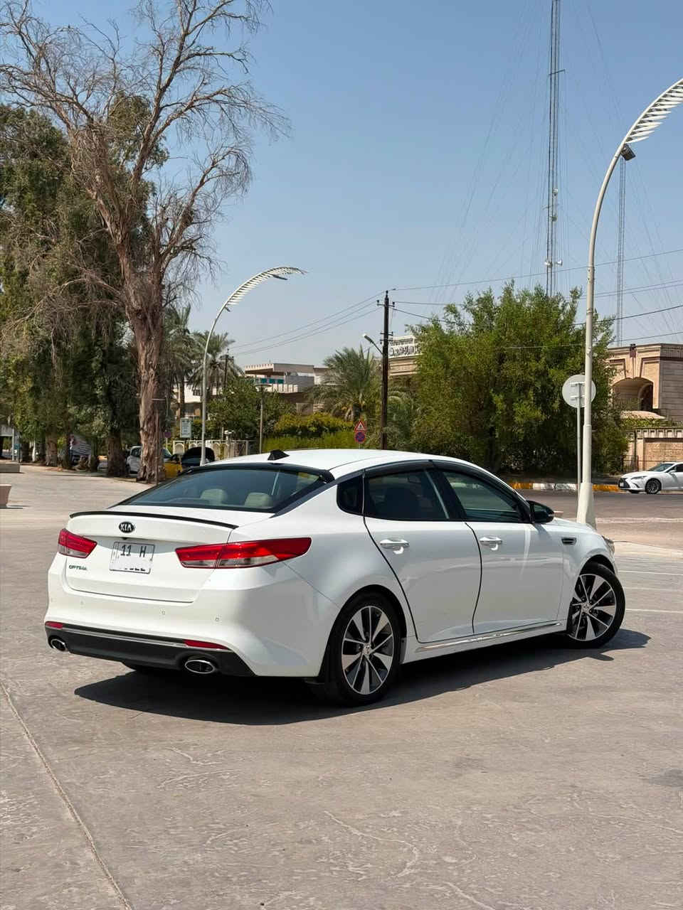 🔥 للبيع Kia Optima 2018 🔥

✅ موديل 2018
✅ ماشية 93 ألف كم فقط
✅ وارد خليجي
✅ بدون قطرة صبغ
✅ رقم بغداد باسمي وجاهزة للتحويل

المواصفات:
✔️ محرك 2400 سي سي
✔️ فئة نص فول
✔️ تشغيل بصمة مع بصمة ابواب
✔️ نظام ترحيب عند الاقتراب
✔️ مري شفط
✔️ شاشة لمس
✔️ كاميرا خلفية داخل الشاشة
✔️ حساسات أمامية وخلفية
✔️ شفتات على الستيرن
✔️ ثلاث وضعيات قيادة: Eco / Sport / Normal
✔️ صندوق ذكي
✔️ لايتات وبك لايت LED
✔️ كشافات ثلجي
✔️ قطعتين تبريد
✔️ بردات بلادية
✔️المراية الوسطية تعتيم ذاتي

🔧 المحرك والگير مكفولين وما يحتاج أي صرف.

الملاحظات :
•  بارد بالجاملغ الأمامي جهة الراكب مع إصبع مجعون بدون صبغ.
•  جاملغ السائق بيه رصعة بدون تصليح.
•  كل التفاصيل موضحة بالصور.

💰 السعر: 180ورقة وقابل للتفاوض بالمعقول بعد المعاينة.

📍 الموقع: بغداد – الكاظمية

📞 للاستفسار الاتصال أو المراسلة على واتساب.
***********
