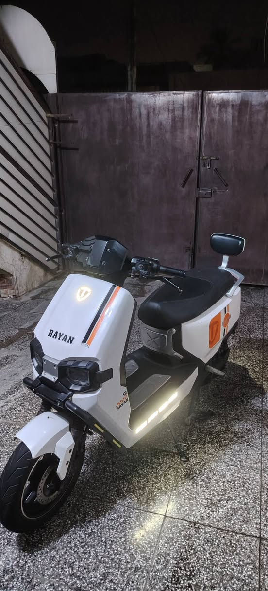 المواصفات:
🛞 ملف 2000 حقيقي
🔋 6 بطاريات كرافين كاربون جل كولد – 35 أمبير ⚡ 72 فولت
🚀 سرعة حقيقية 75 كم/س بتحكم 3 سرع
♻️ ميزة إعادة شحن البطارية عند استخدام البريك
🔄 نظام الرجوع للخلف R
🛑 بريك هايدروليك 
🌀 دبلات هايدروليك أمامي وخلفي – راحة ونعومة على الطرق
📺 شاشة رقمية لعرض المعلومات والسرعة
🔑 بصمة +سويج + تشغيل عن بعد
🚨 جهاز إنذار ضد السرقة
💺 كشن سياحي مريح لشخصين
📦 مساحة تخزين واسعة تحت الكشن
🔌 منفذ شحن UPS للموبايل
🔴 بك لايت لد بتصميم مميز
🚦 إشارة رباعية لزيادة الأمان
🦾 استاند عدد 2 (وسطي + جانبي)
ضررهة كفرات مشخطة وسبايدر خلفي طاك. !!! 
السعر 850 وبيه مجال 
للأستفسار
*********** 
***********
