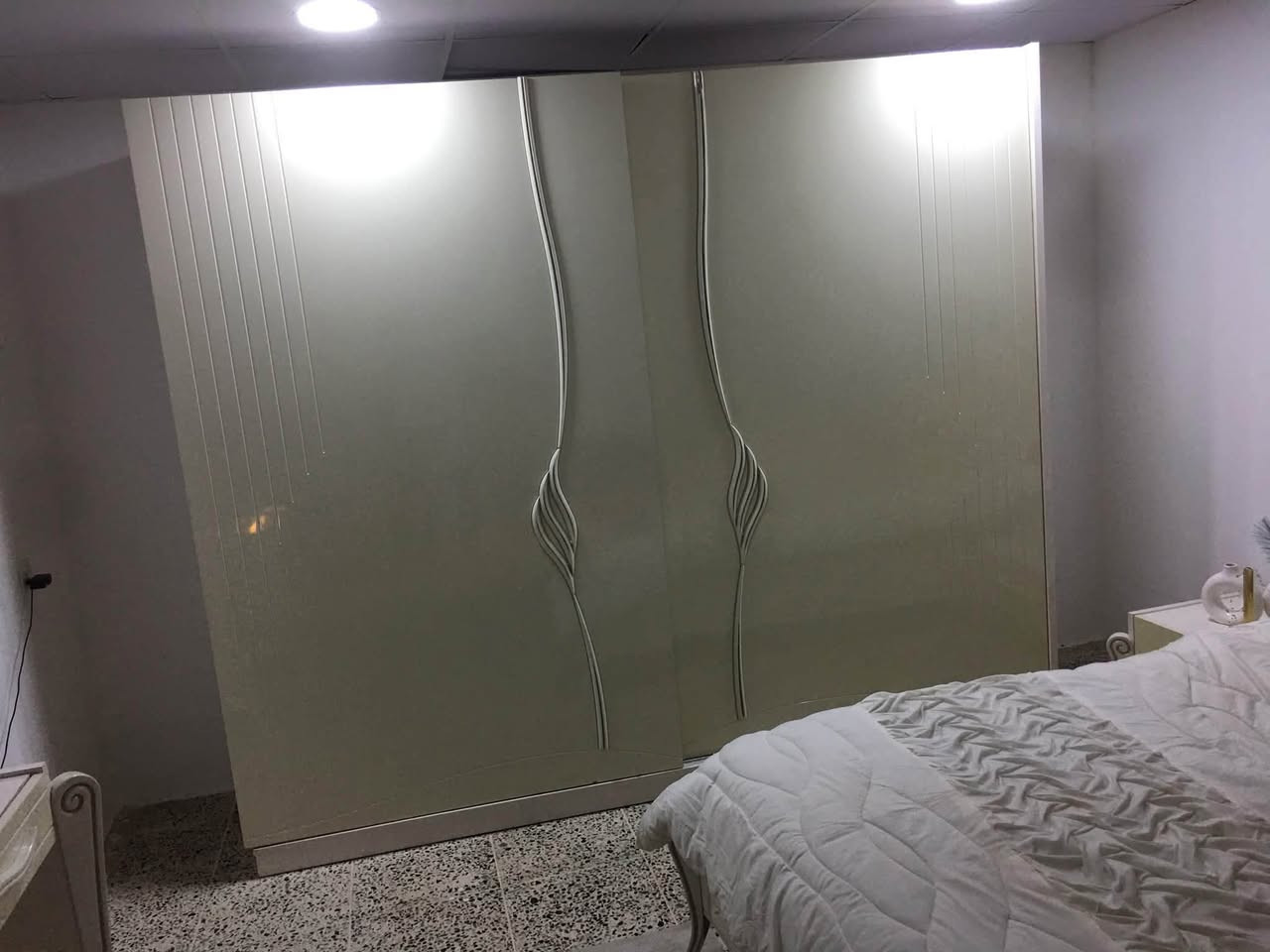 غرفة نوم ماركة كلش نظيفة مع دوشك طبي للبيع
العنوان / كاني كردا  الشارع السايدين مقابل المدرسه التركيه 
رقم موبايل ***********
