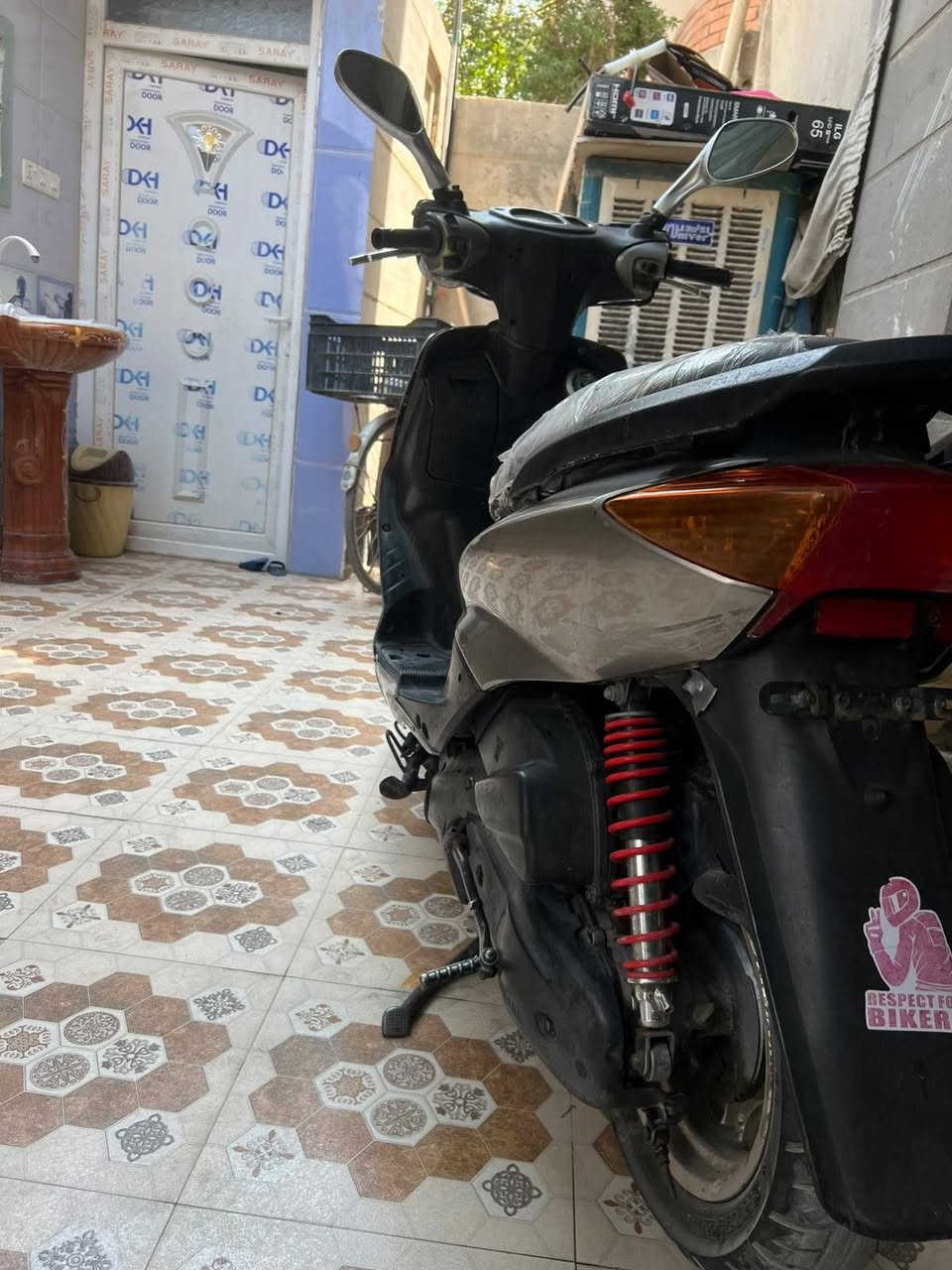 سلام عليكم دراجه سكنس نثيه 140
موديل 2004 سلف هندر  كهربائيات كلها شغاله السعر 500وبيها مجال للشراي العنوان تقاطع القدس للاستفسار ***********
