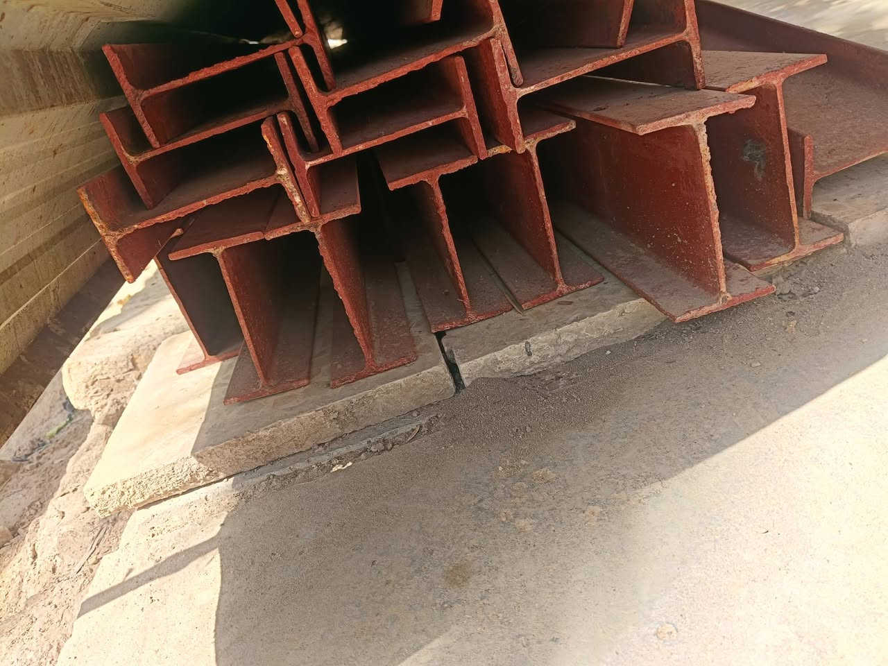 للبيع شيلمانات بلجيكي ثقيل درجه اولى طول4متر  عدد 6 وشبابيج 3 ثنين متر ونص في متر ونص وثالث مترين ب متر ونص وباب طلاكه وربع للاستفسار الاتصال على رقم ‏‪***********
