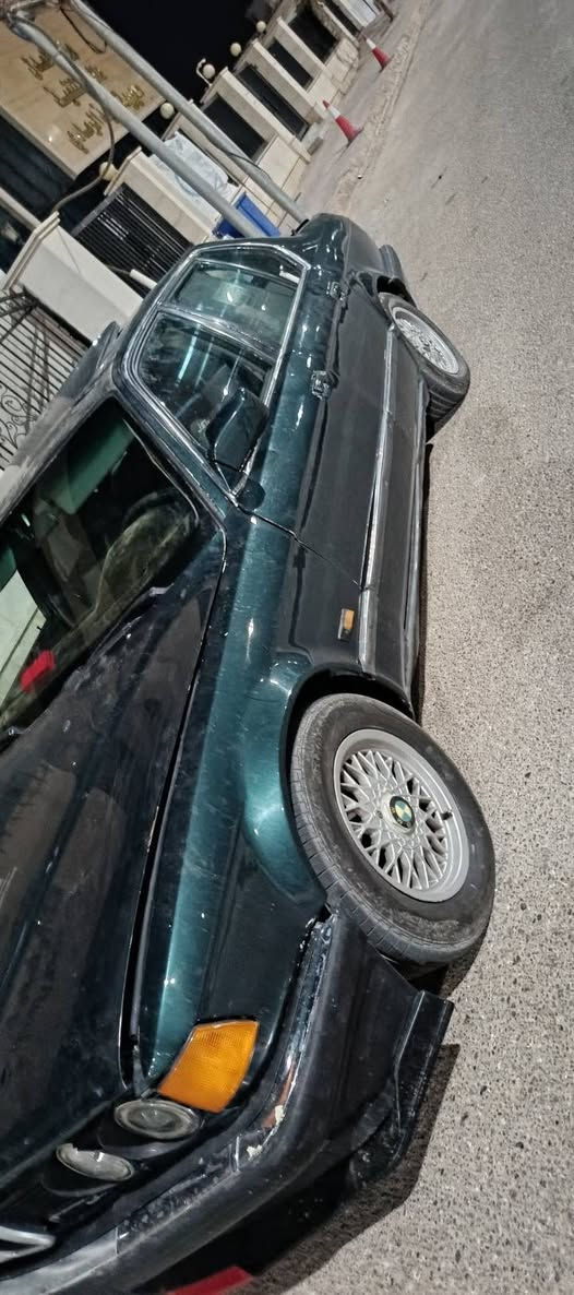 BMW
موديل 1992 سياره جاهزه من كلشي فقط بوري تبريد 
صدر خلفي امام. جديد تخم. تاير جديد صبغ وغرفه شوف العين /العنوان رمادي 5كيلو***********
