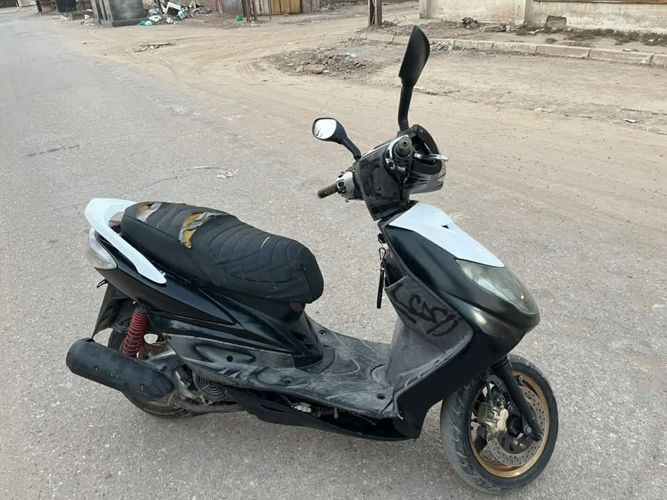 سلام عليكم دراجه سكنس فحل نوزل خطين دراجه خير من الله شلعه ومعدل تخبل بلمشي دراجه بيها يدات بريك رياضي او يدات سكليتر JRP اصليات يعني تخم يدات بريك وتخم يدات دراجه وبيها بك لايت لد بيها قبق كور رياضيات او بيها مروحه رياضيات دراجه كهربائيات لايتات كلها تشتغل دراجه حلوه بس يرادلها كم ترتيب نواعم السعر 550 وبيها مجال مكان الدوره حي اسيا قرب منتزه نيودي الرقم ***********
