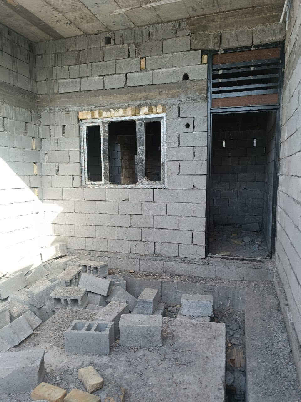 بيع مستعجل بيت هيكل للبيع مساحه 170 بالجزيره شارع الفيروزيه بيبان حديد ثقيل شبابيك المنيوم جي 60 شيشه ابو 16 بناء شخصي البيت يحتوي على غرفتين5*4 صاله 8*6 مطبخ 4*3 ديوان 6*4 طارمه 5*4 صحيات داخليه وخارجيه مناور اثنين 2*2 مثل ما واضح بالصور *********** السعر 55 بي مجال قليل
