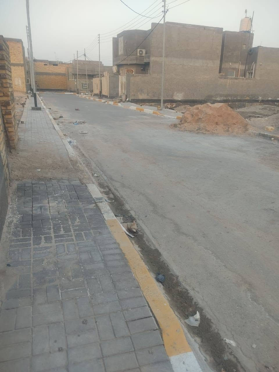 للبيع بيت 100 متر واجهة 5 ونزال 20 مسلح طابق ونص طارمه كبيره ومطبخ وصاله وغرفتين وحمامات داخلية وخارجية بناء طابوك الشراكيه الثالثة مطلوب اسكان *********** رقم صاحب البيت وحياكم الله
