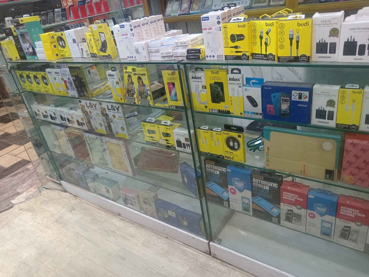السلام عليكم فاترينات مال موبايلات للبيع نظيفات جدا  تواصل واتساب *********** وشكرا
