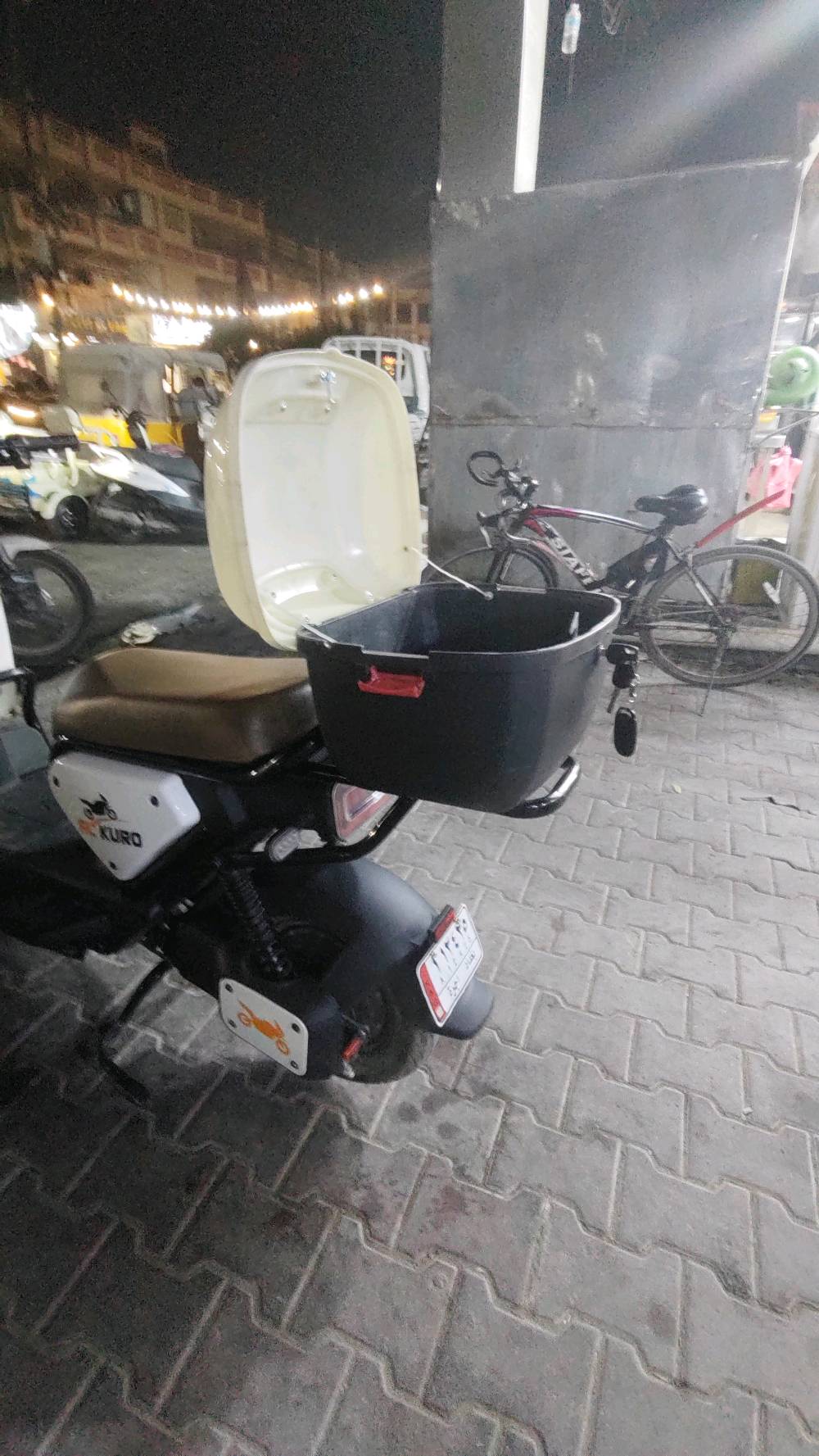 الدراجة لبيع حلوا السرعا99
وين مكانك بالضبط بالإخوة/المنطقة حتى اللي يريد يجي يشوفها؟: 
جكوك
شكد حالة البطارية؟ وكم بطارية بيها وهل بعدهن زينات لو محتاجة تبديل؟: 
5