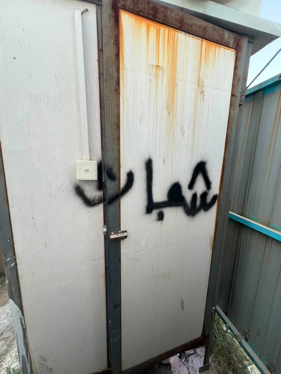 كرفان سندويج للبيع مع حمام و سخان ماء للبيع بسعر 750 الف دينار المكان بغداد حي العدل 
***********
