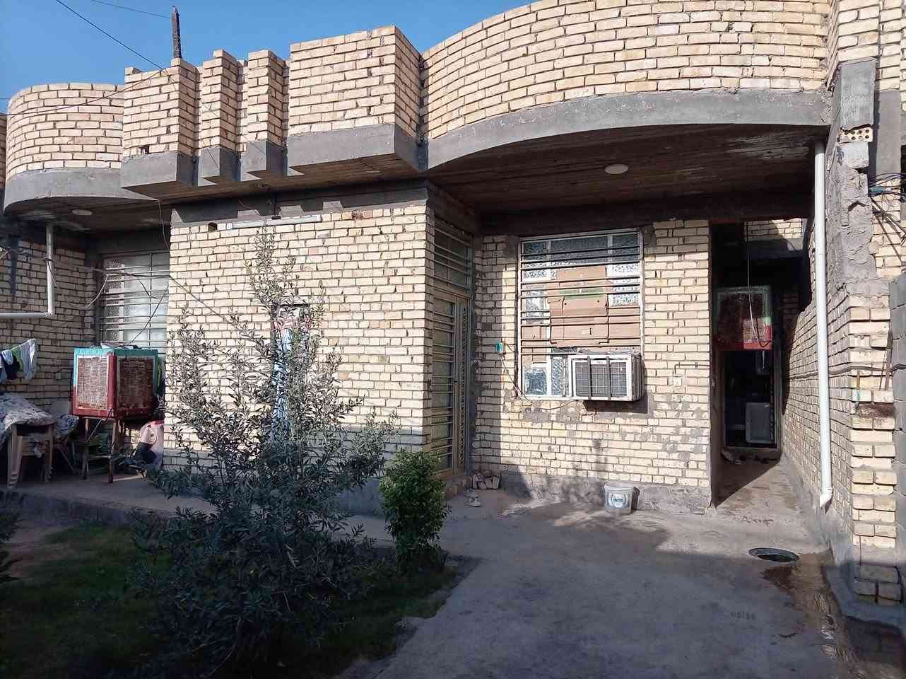 السلام عليكم بيت البيع مكان بغداد المحموديه حي الصحفيين قرب المجمع السكني  المساحه ٢٥٠ واجها ١٠ ونزال ٢٥  البيت بنا سنه ٢٠٢٤ طابق واحد التفاصيل اكثر عبر الاتصال على الرقم ***********كورك واثير *********** السعر 145مليون
