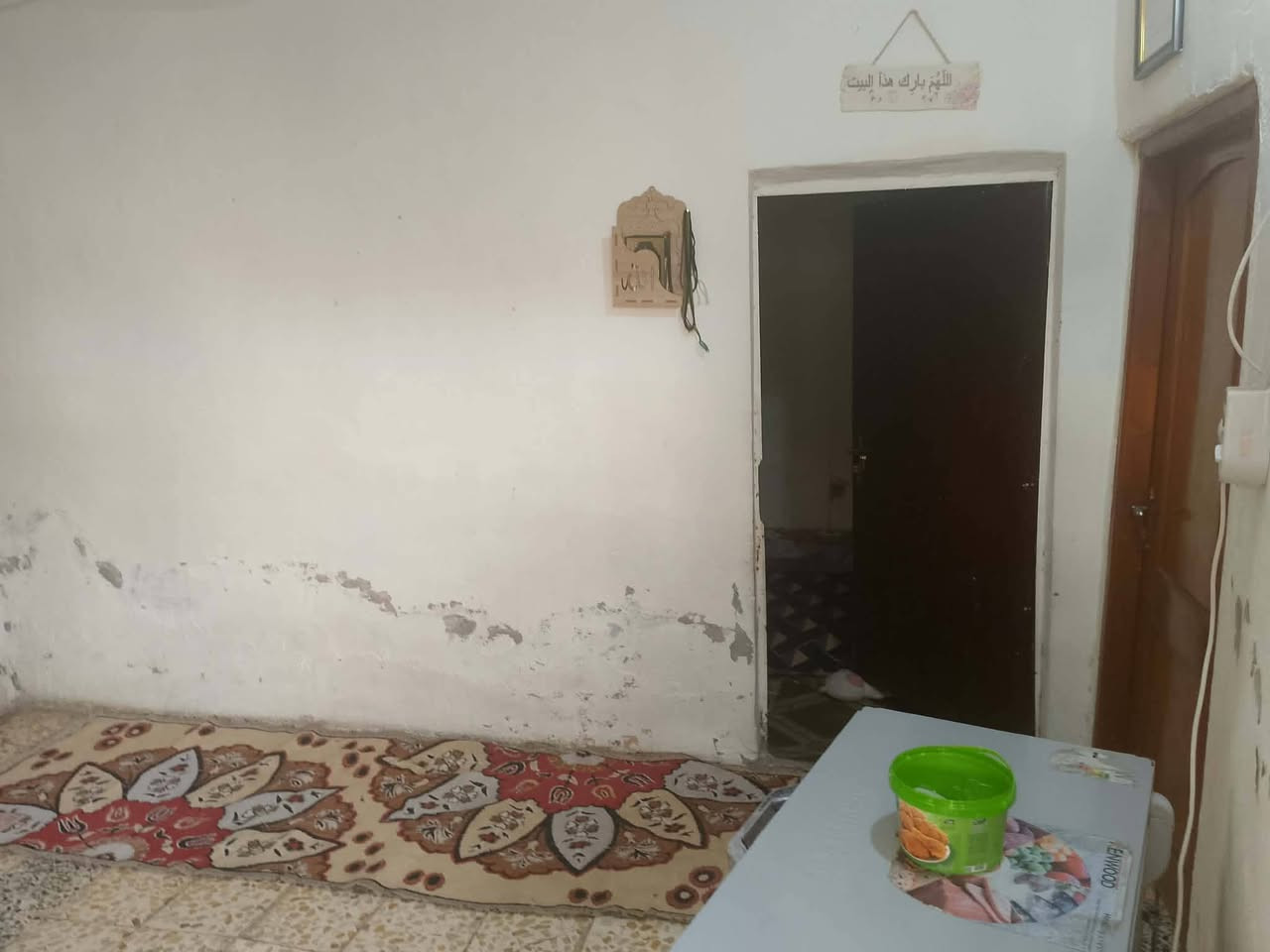 بيت في شارع الشهيد عمار فرع رقم١٥
مساحة البيت ٢٠٠م 

يحتوي على غرفتين نوم +صالة +مطبخ+حمام داخلي عدد٢+استقبال +صحيات خارجية 

بناء بلوك سقف عكادة 

سند طابو صرف مساحة السند٧٥ متر (سندمشترك)  وتكدر تضيف المساحة الباقية للسند  سعر ٩٠ وبيه مجال قليل 

أو مراوس ببيت بنفس القيمة

تكلف شي بسيط

