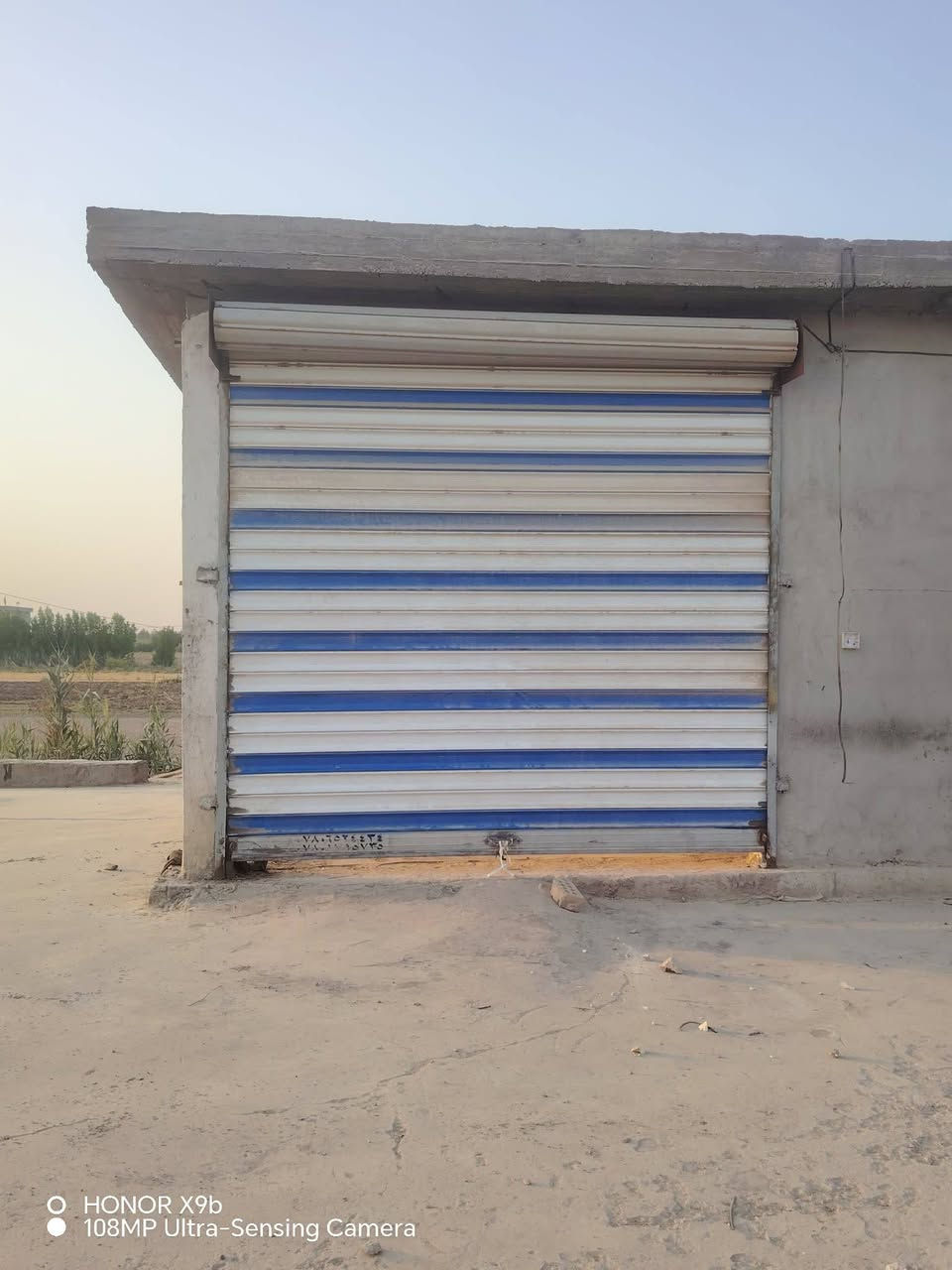 السلام عليكم اخوتي عندي باب مال محل
(كبنك) طوله 3متر و عرضه 3متر  يريد يشتري يتصل على الرقم *********** @ الكل

نص مكتوب في الصور:
- HONOR X9b 108MP Ultra-Sensing Camera
- HONOR X9b
- 108MP Ultra-Sensing Camera