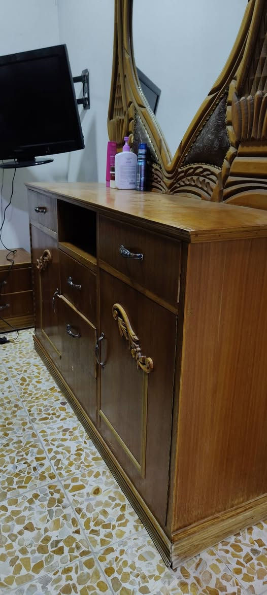 ميز اتواليت نظيف حديث السعر 75 الشراي يتصل على ***********
