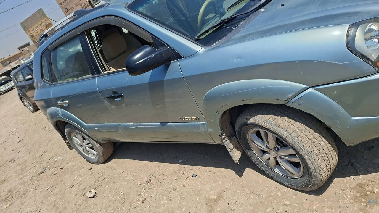 تم تنزيل السعر ٢٠ورقه بسبب الظروف توسان ٢٠١٠ مكفوله كفاله عامه من الصبغ والضربه بيه فقط بارد بالباب سنويه مجدده كير ومحرك جدد تبريد ثلاجه السيارة جاهزة ماعايزة اي نقص السعر ٩٥وبيه مجال كلش بسيط حك الجيه مكاني بابل رقم موبايل ***********
