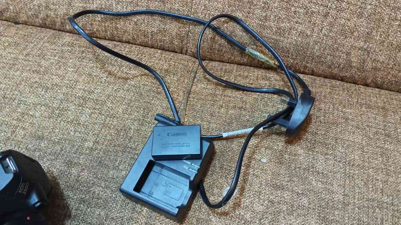 Canon EOS 250d عدسة 24-105 f4 رنگ احمر
كامرة نضيفة جداََ
استعمال خفيف
كاملة ملحقاتها
سعرها 750 الف
توصيل كل انحاء العراق
الي مو شراي لا يكسر سعر
*********** واتساب
