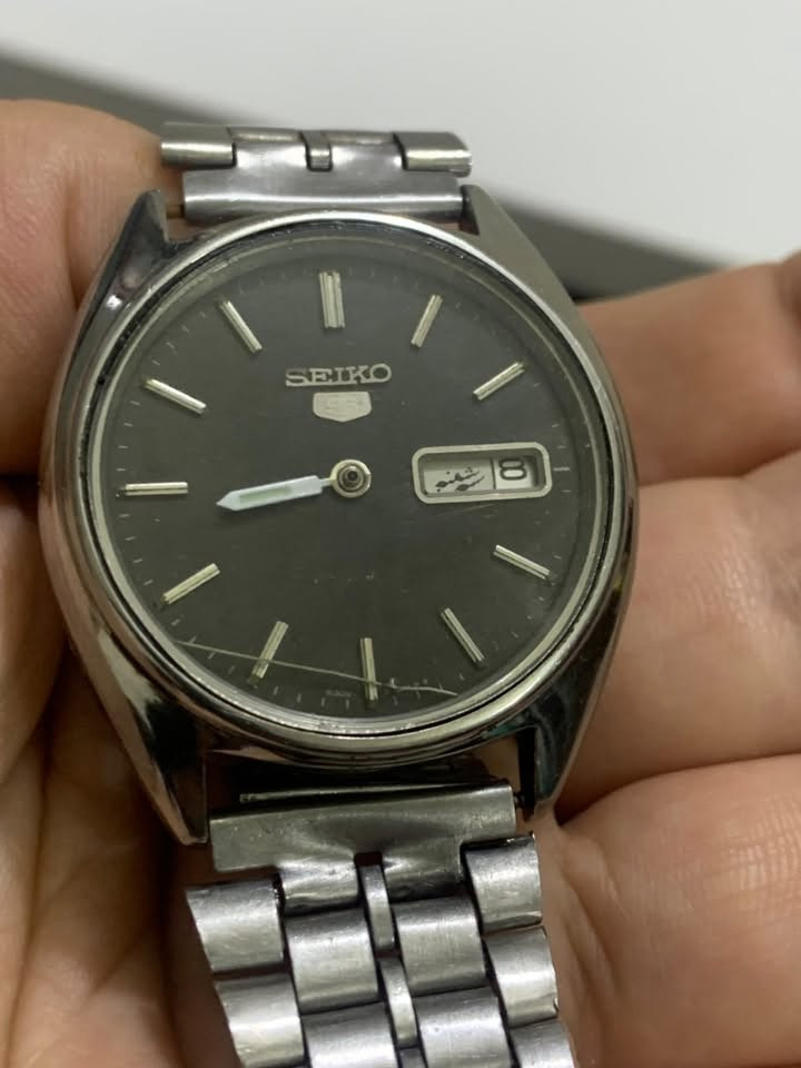 ساعة سيكو 5 أوتوماتيك (Seiko 5)، مكينة يابانية أصلية، 17 حجر، وتشتغل. يُحتمل أن يكون موديلها بين 1985–1989.
مفقود القير والمينا
٣٠الف معا توصيل
واتس اب ***********
