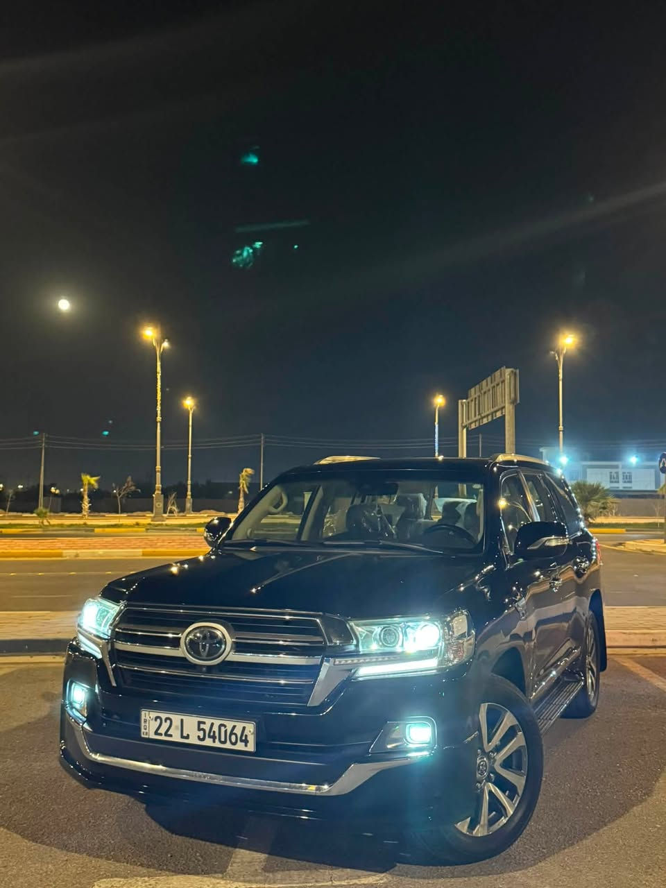لاند كروز VX.S موديل 2019
السياره ماشيه 113,000KM 
السياره كلين تايتل

رقم التواصل ***********

VX-S

* فتحة سقف

* جلد

* تبريد وتسخين المقاعد الأمامية

* مقاعد كهربائية + ذاكرة

* تشغيل عن بُعد

* دخول ذكي + بصمة تشغيل

* كاميرا خلفية

* حساسات أمامية وخلفية

* شاشة وملاحة

* شاشات ترفيه خلفية

* ثلاجة/كول بوكس بالكونسول

* تحكم مناخي أوتوماتيك أمامي وخلفي

* مثبت سرعة

* Crawl Control

* Multi-Terrain Select

* VSC وABS وEBD وHAC

* 8 وسائد هوائية

* إضاءة LED

* باب خلفي كهربائي 

    لمحرك: V8 بنزين 5.7 لتر

* القوة: حوالي 362 حصان

* العزم: 530 نيوتن.م

* القير: أوتوماتيك 8 سرعات

* الدفع: رباعي 4WD

* 0–100: تقريباً 7 ثواني

* السرعة القصوى: حوالي 220 كم/س

* خزان الوقود: 138 لتر

* المقاعد: 8

* الجنوط: 20 إنچ

* استهلاك الوقود المعلن: حوالي 15.7 لتر/100 ك
